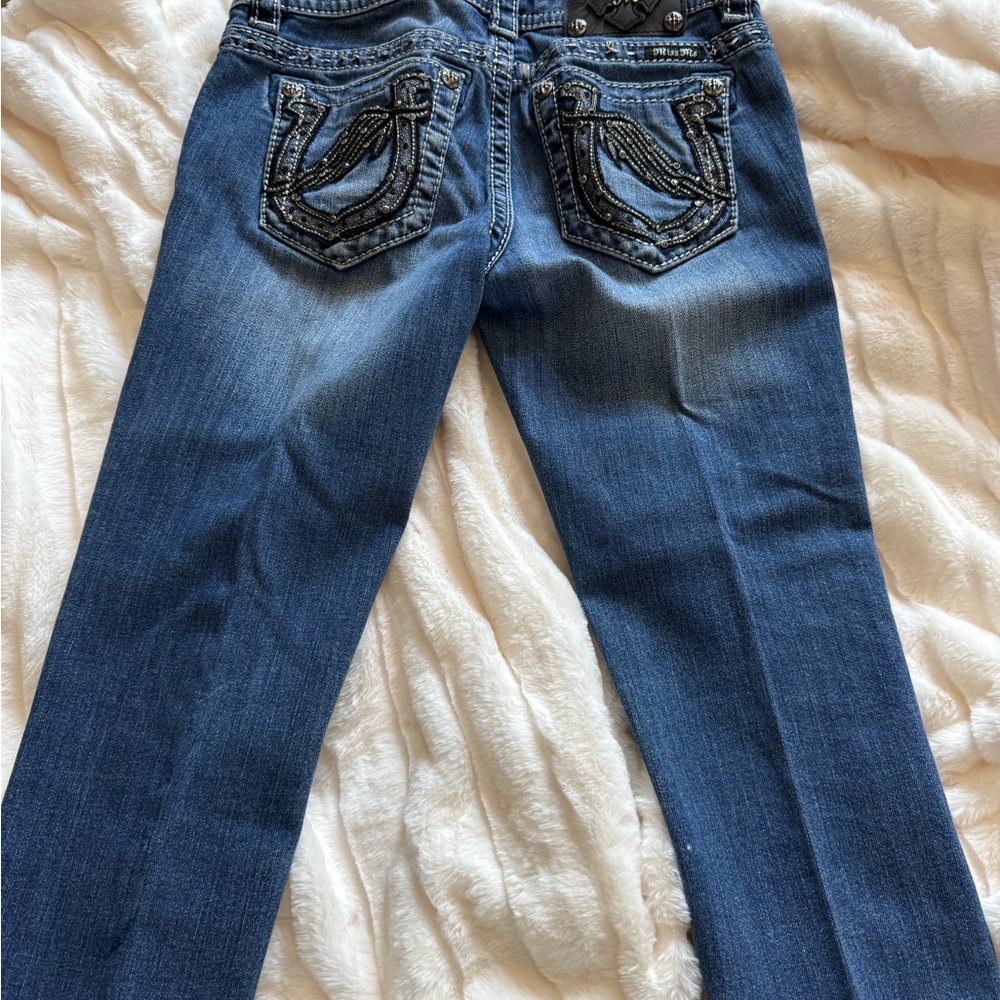 Stylish Blue Jean Signature Capris with Embroidered Pockets